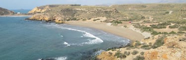 Playa situada en entorno natural. A 5 km dentro de las conocidiccwin247.como Cuatro Calas, magnífica playa que junto a sus hermanas cuenta con una importante extensión de arenas doradas que se sumergen suavemente en un mar transparente. Abierta a levante está protegida del poniente y algo menos del lebeche. Tiene enfrente un pequeño islote rocoso de agudas aristas, conocido por los pescadores como ‘La Cama de los Novios’. 