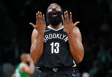 Ganó el MVP en una ocasión y ha estado cerca en otras tres. No es casualidad. Su capacidad para sacar puntos de donde no los hay es ilimitada, arrastrando algo de polémica sus golpes contra el defensor para sacar faltas, pero sus triples son un arma que pasa desapercibida entre la animadversión por su figura y no debería ser así. Con Harden hablamos de un top-3 en la lista de máximos encestadores desde el perímetro. Sus porcentajes no son los mejores, eso es cierto, pero se le pide más cantidad que calidad. Antes de que otros como Doncic tomaran su ejemplo ya estaba dejando a rivales sentados con sus triples tras paso atrás, una técnica que se ha repetido con el tiempo pero a la que él le sacó el primer rendimiento importante teniendo en cuenta, además, que ser zurdo suele hacer más difícil la defensa.