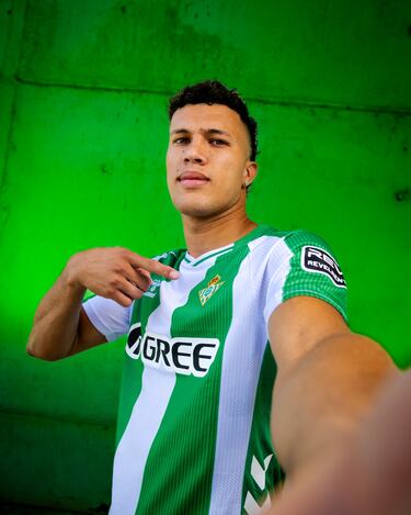 El motor cafetero aterriza en Heliópolis para dar músculo y calidad al centro del campo verdiblanco ante la baja de Johnny Cardoso. Deossa, internacional colombiano de 25 años, llega desde Monterrey por una cifra cercana a los 12 millones de euros y firma hasta 2030. Zurdo, con potencia física, buena zancada y llegada al área, está llamado a ser uno de los fichajes más ilusionantes del Betis en la última década.