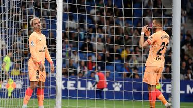 Griezmann y Carrasco lamentan una ocasión fallada ante el Espanyol.