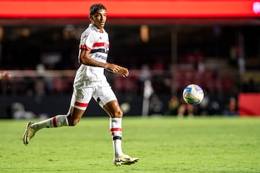 El pivote brasileño que levantó la Copa Confederaciones de 2013 y fue titular en el Mundial 2014, sigue jugando a sus 38 años en el São Paulo. Sumado al conquistado con Brasil, ganó la copa y supercopa alemana con el Wolfsburgo y la Bundesliga y la Champions con el Bayern de Múnich. En el fútbol alemán es muy recordado, ya que compitió allí durante 10 años. Después, experimentó las ligas de Francia, Turquía y Arabia Saudí, hasta volver a su país y ciudad natal. 