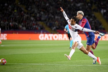 Pase largo a Bradley Barcola en carrera y el central uruguayo del Barcelona derriba al jugador francés en la frontal del área.