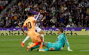 2-4. Ángel Correa se interna en el área y en la asistencia a Memphis Depay, el defensa pucelano, Joaquín Fernández, mete el pie bate a su compañero Masip.
