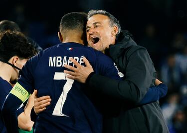 Luis Enrique felicitando al francés tras el final del encuentro.