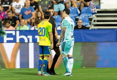 El mal estado de la hierba se tapó con pintura verde que se trasladó a las camisetas de los jugadores.