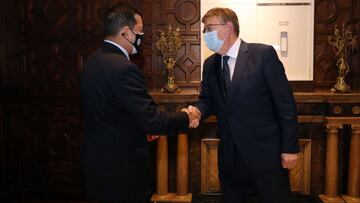 28-12-2021 El presidente del Valenia CF, Anil Murthy, y el presidente de la Generalitat, Ximo Puig, se reúnen en el Palau de la Generalitat.
El presidente del Valencia CF, Anil Murthy, ha presentado este martes al presidente de la Generalitat, Ximo Puig, su proyecto para retomar las obras del nuevo estadio del club, durante una reunión que ha resultado "positiva" para ambas partes. La administración y el Valencia CF se han emplazado a mantener nuevos encuentros a partir del 30 de diciembre "para ver si es viable" el proyecto.
ECONOMIA ESPAÑA EUROPA COMUNIDAD VALENCIANA ESPAÑA EUROPA COMUNIDAD VALENCIANA VALENCIA SOCIEDAD
GVA