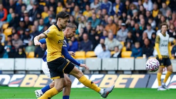Soccer Football - Premier League - Wolverhampton Wanderers v Everton - Molineux Stadium, Wolverhampton, Britain - August 30, 2025 Everton's Kiernan Dewsbury-Hall scores their third goal Action Images via Reuters/Peter Cziborra EDITORIAL USE ONLY. NO USE WITH UNAUTHORIZED AUDIO, VIDEO, DATA, FIXTURE LISTS, CLUB/LEAGUE LOGOS OR 'LIVE' SERVICES. ONLINE IN-MATCH USE LIMITED TO 120 IMAGES, NO VIDEO EMULATION. NO USE IN BETTING, GAMES OR SINGLE CLUB/LEAGUE/PLAYER PUBLICATIONS. PLEASE CONTACT YOUR ACCOUNT REPRESENTATIVE FOR FURTHER DETAILS..
