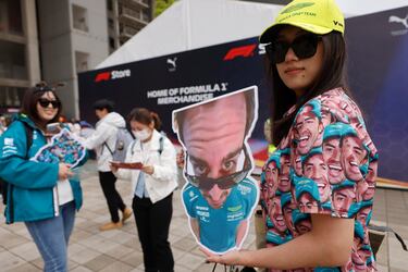China al fin pudo disfrutar de la Fórmula 1 después de cinco años fuera del calendario y los aficionados no
faltaron a la cita abarrotando las gradas durante todo el fin de semana. Aparte de apoyar a Zhou, el primer chino
que corre en casa, también lo hicieron a otros pilotos, como demuestran estas aficionadas de Alonso.