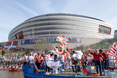 La Gabarra a su paso por San Mamés.