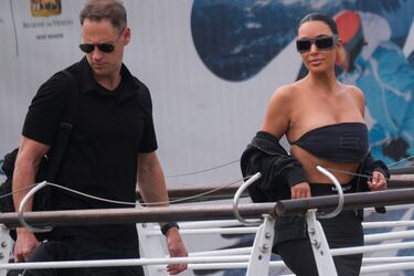 Kim Kardashian camina para subir a un bote mientras parten del Aeropuerto Marco Polo antes de la boda entre Jeff Bezoz y Lauren Sánchez.