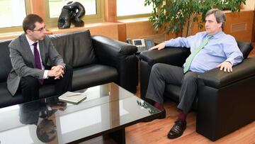Enrique Gómez Bastida (izda.) y Miguel Cardenal en una reunión reciente.