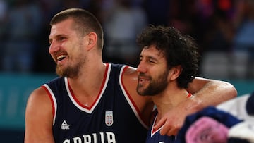 Nikola Jokic abraza a Vasilije Micic el pasado verano después de que Serbia venciera a Alemania y lograra el bronce olímpico en los Juegos de París.
