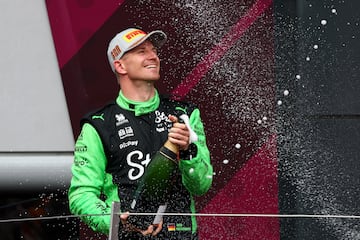 A sus 37 años, en su carrera número 239, Nico Hülkenberg escribió historia en Silverstone. Bajo una lluvia impredecible y saliendo desde el 19º puesto, llevó a su Stake F1 Team al tercer escalón del podio. Fue una carrera épica, donde el talento, la paciencia y la fortuna se alinearon por fin para premiar una trayectoria marcada por la lucha y la perseverancia.