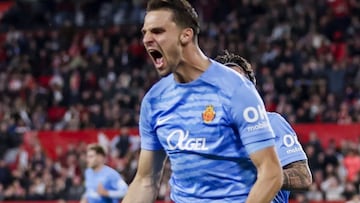 Martin Valjent, central eslovaco del Real Mallorca, celebrando su gol en el campo del Sevilla.