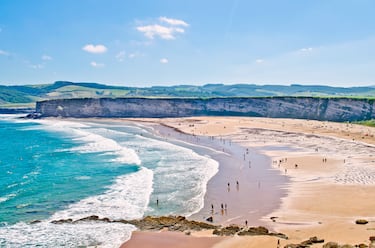 Localizada entre dos acantilados, la playa de Langre está considerada como una de las más bonitas de todo el Cantábrico. La población más cercana se encuentra a más de un kilómetro de distancia, así que si buscas un lugar tranquilo y rodeado de naturaleza, este es tu sitio.