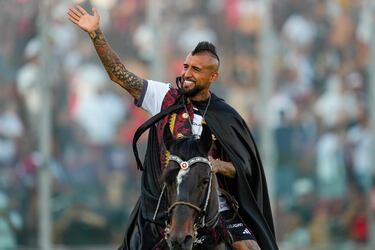 Al estilo 'Rey Arturo'. Así fue presentado Vidal en su presentación como nuevo jugador del Colo-Colo en el Estadio Monumental lleno. Llegó en helicóptero al estadio situado en Santiago de Chile para después para después cabalgar con un atuendo de rey.