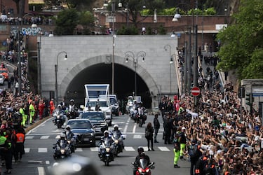 El coche fúnebre traslada el ataúd del Papa Francisco a la Basílica Papal de Santa María la Mayor (Santa Maria Maggiore) el día de su funeral, en Roma.
