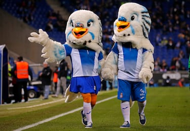 Fueron presentados en 2017 en el estadio como la nueva dupla de mascotas. Se tratan de dos pájaros pericos y sus nombres provienen del apodo que reciben los aficionados del Espanyol 'periquitos'.