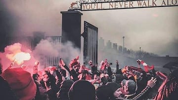 Aficionados del Liverpool con bengalas antes de un partido en Anfield.