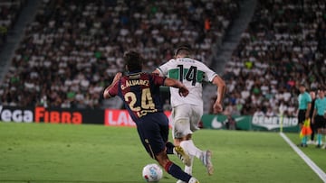 ELCHE (ALICANTE), 29/08/2025.- El centrocampista del Elche Aleix Febas (d) pelea un balón con el centrocampista del Levante Carlos Álvarez durante el partido de la tercera jornada de LaLiga que Elche CF y Levante UD disputan este viernes en el estadio Martínez Valero. EFE/ Pablo Miranzo.