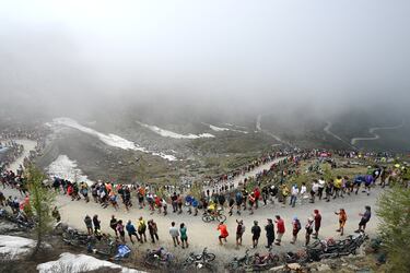 Llegado el sterrato, la maglia rosa ya estaba en manos de Yates de forma virtual sacándole cada vez más tiempo a Del Toro y Carapaz.