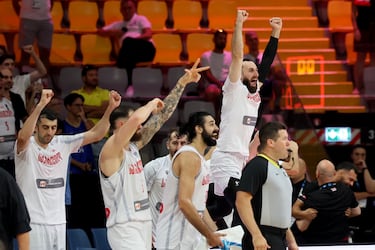 Los jugadores de Georgia en el banquillo celebran efusivamente la victoria ante España en su debut en el Eurobasket 2025.