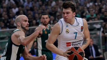 Luka Doncic, ante Nick Calathes.