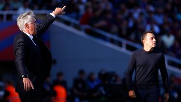 BARCELONA, 28/10/2023.- Los entrenadores del FC Barcelona, Xavi Hernández (d) y el Real Madrid, Carlo Ancelotti (i), durante el partido de LaLiga que enfrenta al FC Barcelona y al Real Madrid este sábado en el Estadio Olímpico Lluís Companys de Barcelona. EFE/Quique García