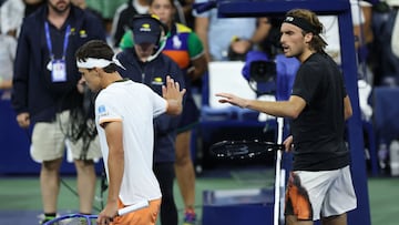 Daniel Altmaier y Stefanos Tsitsipas discuten al final de su partido en el US Open.