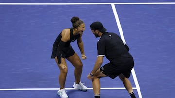Tennis - U.S. Open - Flushing Meadows, New York, United States - August 20, 2025 Italy's Sara Errani and Italy's Andrea Vavassori celebrate winning their final mixed doubles match against Poland's Iga Swiatek and Norway's Casper Ruud REUTERS/Kylie Cooper