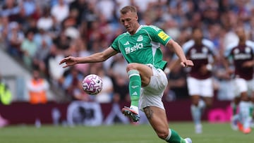 Dan Burn jugando con el Newcastle.