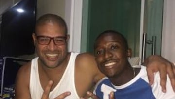 Adriano junto a un amigo