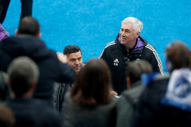 El entrenador del Real Madrid, Carlo Ancelotti, saludo a los aficionados presentes en el entrenamiento del Real Madrid. 