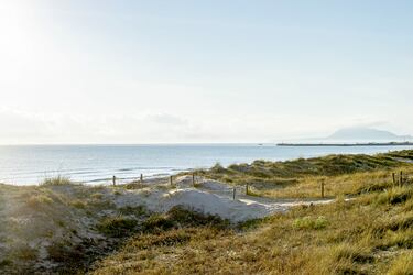 En esta playa del municipio de Oliva encontraremos un auténtico remanso de paz. Está rodeada de los huertos, naranjos y arrozales de la comarca de Safor y es un lugar perfecto para disfrutar del mar y la naturaleza.