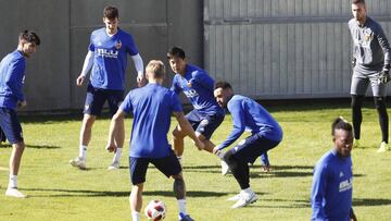 El Valencia realizó ayer la última sesión. Los 18 convocados viajan hoy a Zaragoza. Lo harán en avión a las 12:00 horas.
