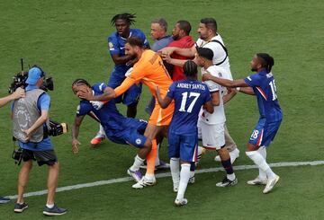 El técnico del PSG propinó un golpe al futbolista sudamericano tras el pitido final, desatando una trifulca que empaña el cierre del partido.