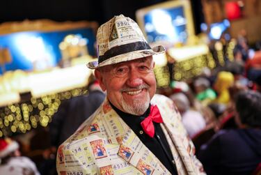 Una persona disfrazada posa durante el sorteo de la lotería de Navidad.