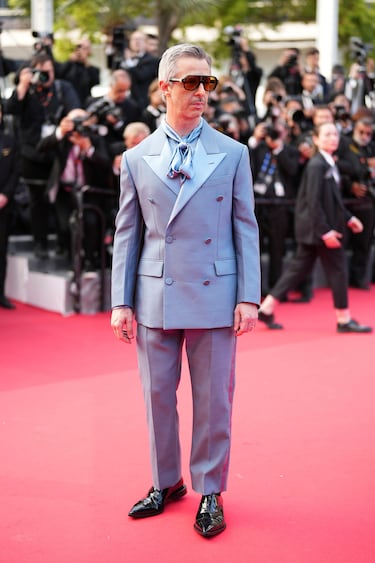 El miembro del jurado Jeremy Strong posa para los fotógrafos durante la alfombra roja de la ceremonia de premios.