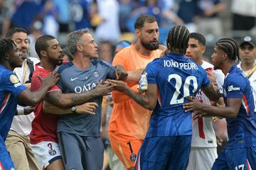 El técnico del PSG propinó un golpe al futbolista sudamericano tras el pitido final, desatando una trifulca que empaña el cierre del partido.