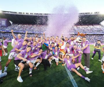 Los jugadores del Valladolid celebran el regreso a Primera División.