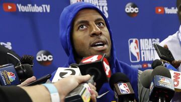 OAK14. OAKLAND (EE.UU.), 30/05/18.- Andre Iguodala de Golden State Warriors participa en una rueda de prensa del equipo en Oakland (Estados Unidos) hoy, miércoles 30 de mayo de 2018. Los Warriors enfrentarán a los Cavaliers en las finales de NBA. EFE/LARRY W. SMITH