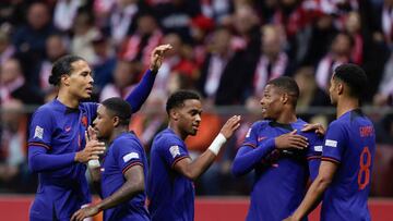 WARSCHAU, POLAND - SEPTEMBER 22: Steven Bergwijn of Holland celebrates 0-2 with Denzel Dumfries of Holland, Gody Gakpo of Holland, Virgil van Dijk of Holland, Steven Bergwijn of Holland, Jurrien Timber of Holland during the UEFA Nations league match between Poland v Holland at the PGE Narodowy on September 22, 2022 in Warschau Poland (Photo by Rico Brouwer/Soccrates/Getty Images)