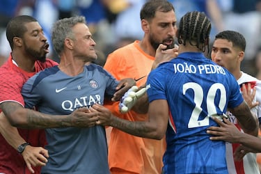 ¡Luis Enrique agrede a João Pedro y puede ser sancionado!