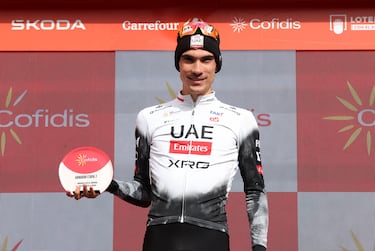 Juan Ayuso celebra en el pódium su primera victoria individual en esta Vuelta.
