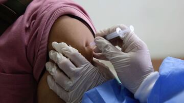 Tangerang (Indonesia), 28/10/2021.- A healthcare worker injects a dose of Moderna vaccine against COVID-19 into a man during a vaccination drive in Tangerang, Indonesia, 28 October 2021. According to the country'Äôs COVID-19 task force, more than 66 millions Indonesians have been fully vaccinated for the disease as the restrictions have been eased in most part of the country. EFE/EPA/ADI WEDA
