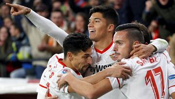 GRAF7070. SEVILLA, 07/02/2018.- El delantero argentino del Sevilla FC Carlos Joaquín Correa (c) celebra con sus compañeros su gol, primero del equipo andaluz ante el Leganés, en el partido de vuelta de semifinales de la Copa del Rey q