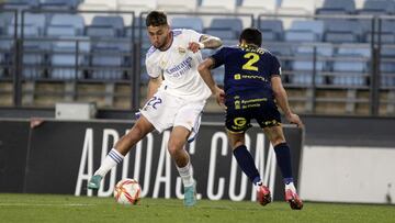 Aranda controla el balón ante la oposición de Tekio en el Real Madrid Castilla-UCAM Murcia de Primera RFEF.