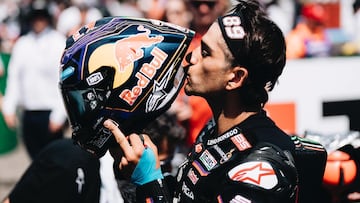 Jorge Martin besa su casco, tras regresar con Aprilia a MotoGP.