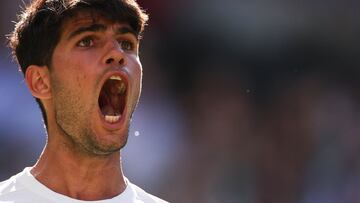 Carlos Alcaraz celebra su triunfo contra Fabio Fogninien Wimbledon.