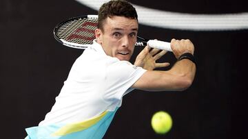 Roberto Bautista devuelve una bola durante su partido ante Marin Cilic en el Open de Australia 2020.